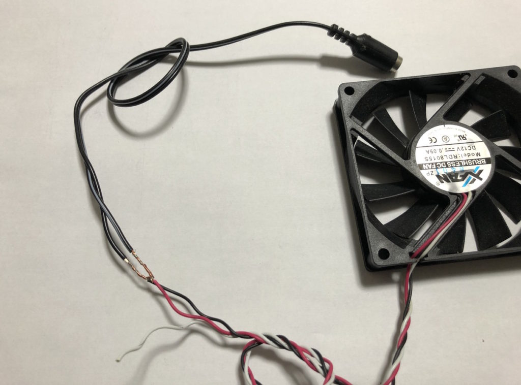 自作冷却ファンを作成するために、PCファンとDCジャック付きケーブルを繋いだ繋いだところ